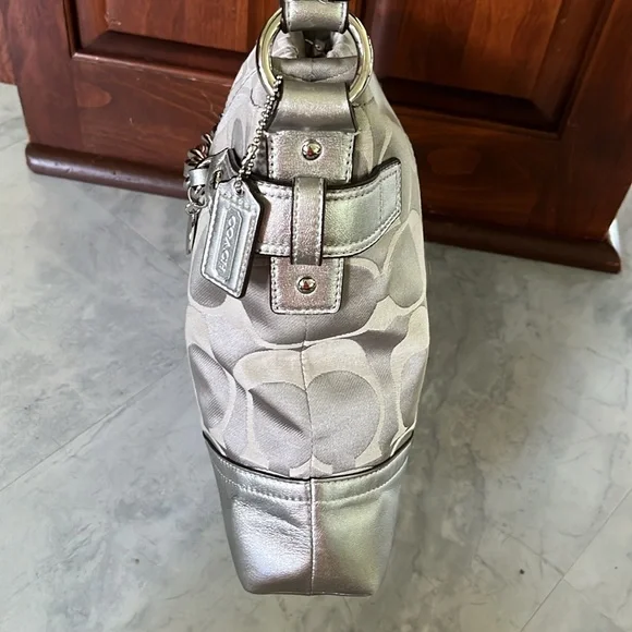 Coach Rare Crossbody/ Shoulder Bag Like New signature C silver/ metallic leather - Picture 8 of 16